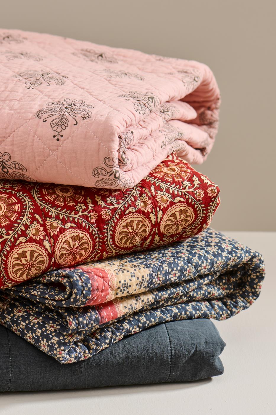 Quiltet teppe Mørkeblå med rosa og gul