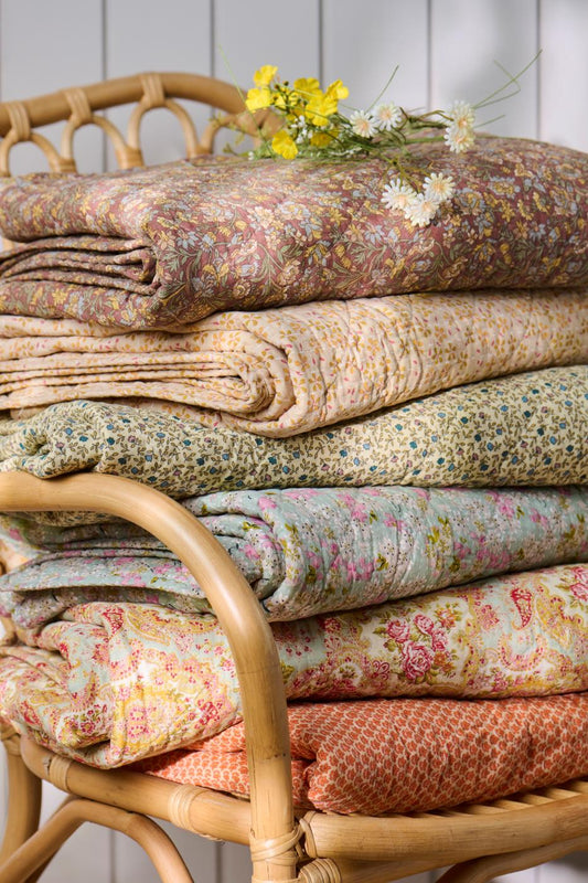Quiltet teppe Lys gult med rosa blomster