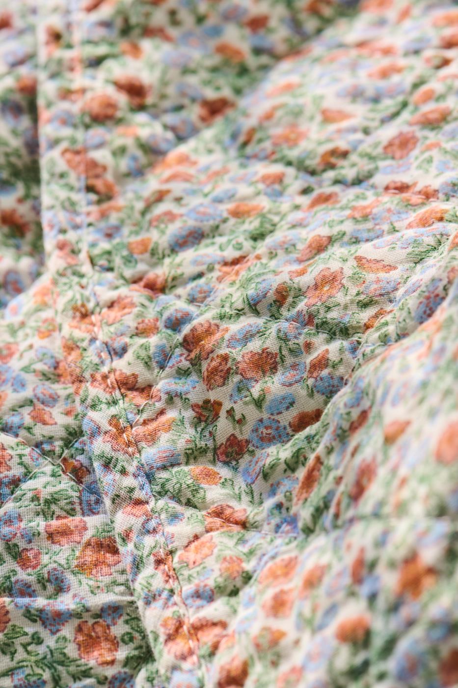 Quiltet teppe Lyseblå med blomster