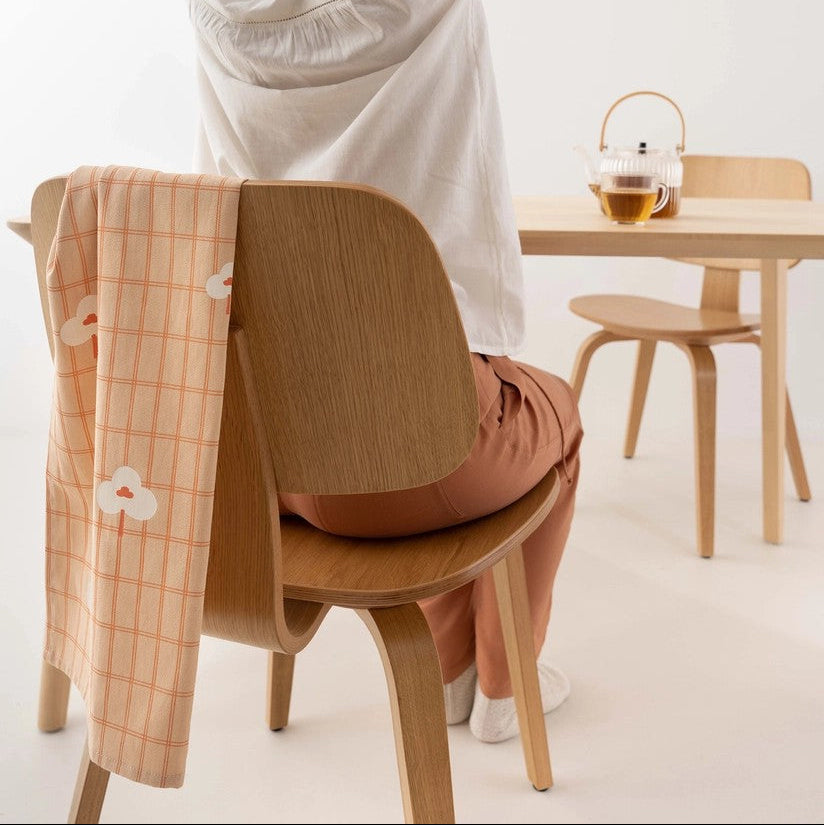 Kjøkkenhåndkle som henger over en stol