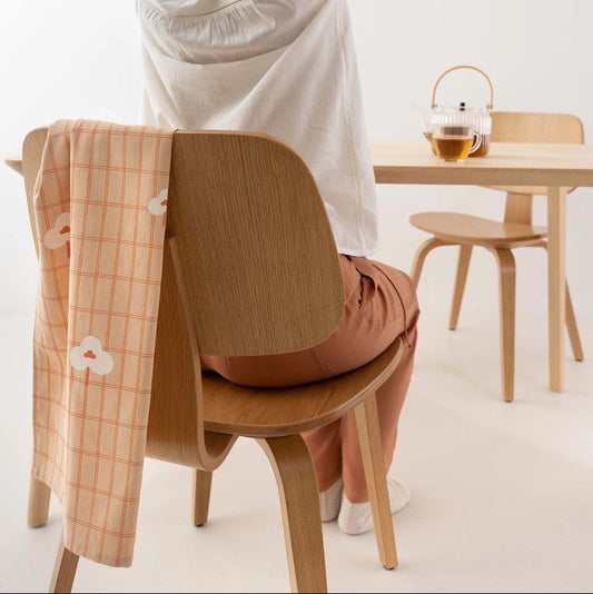 Kjøkkenhåndkle som henger over en stol