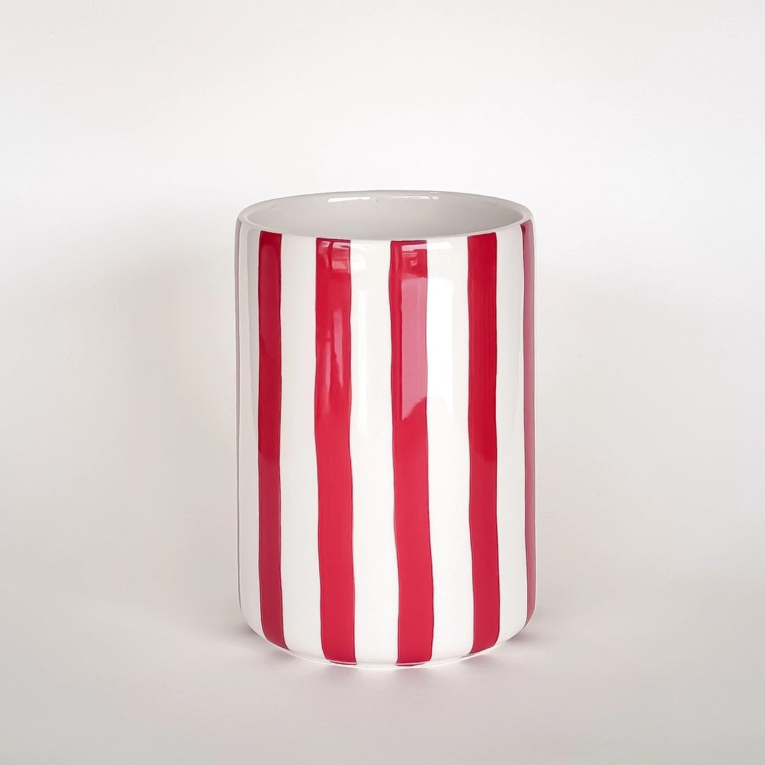 Hvit vase med røde striper