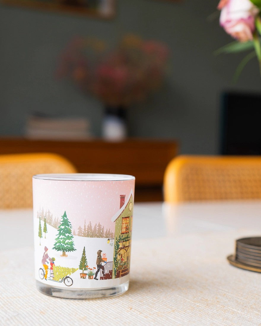 Lysholder i glass med juleillustrasjon