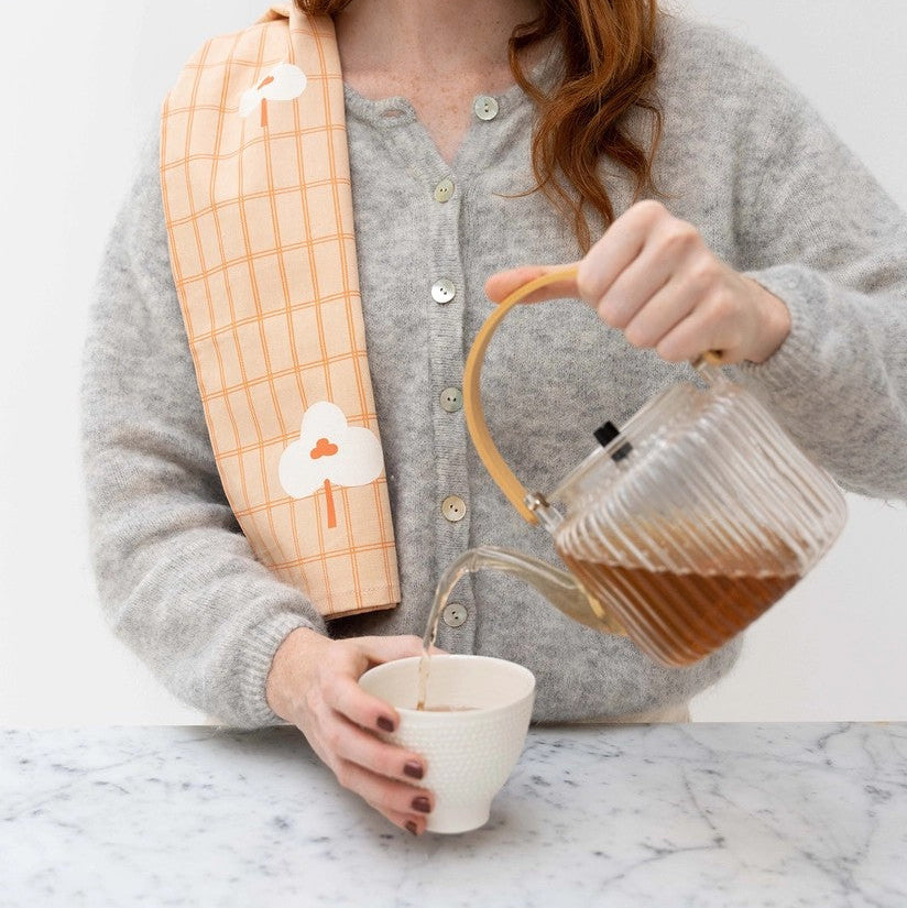 Kjøkkenhåndkle som henger over skulder